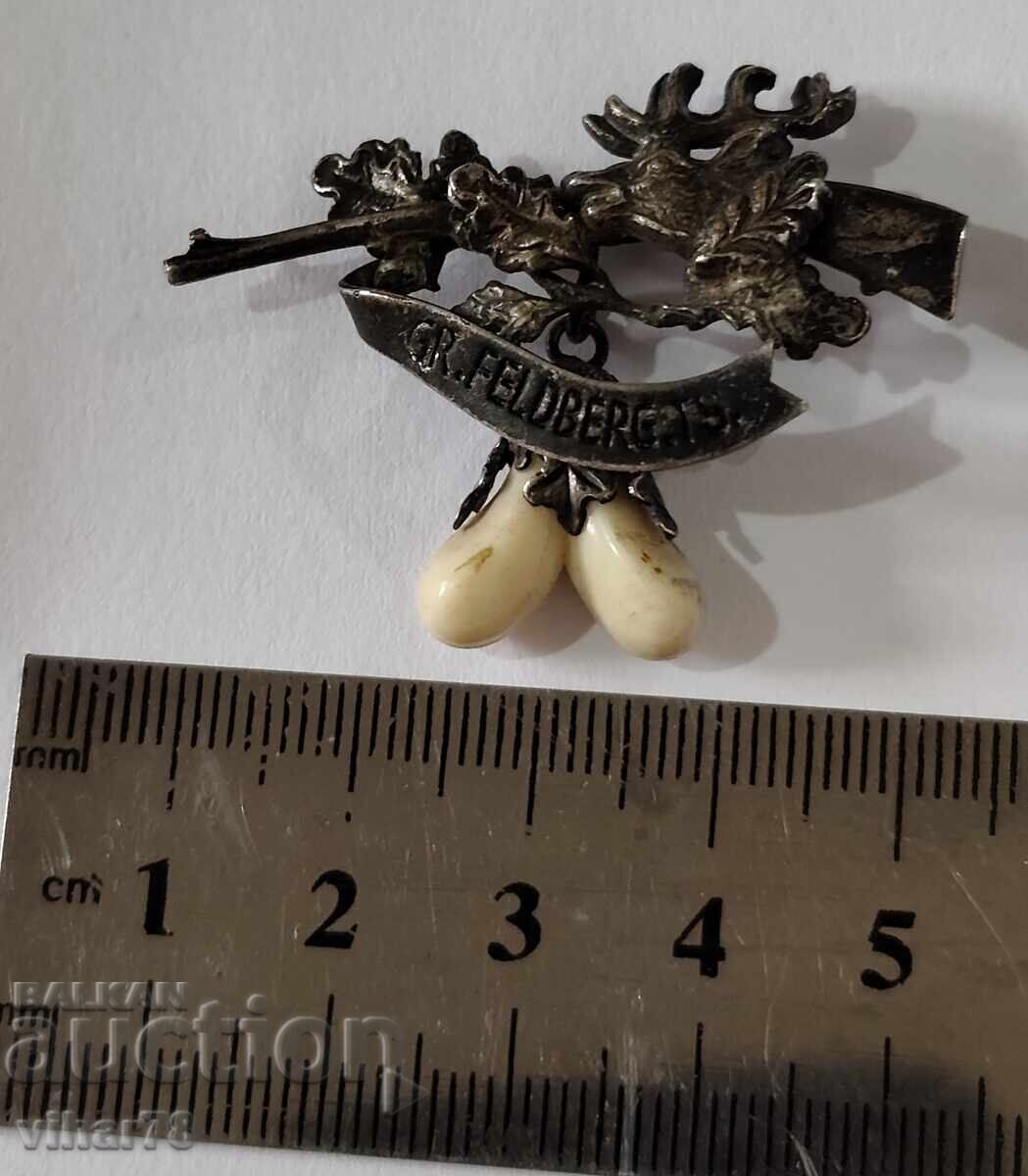 Παράδοση Παλιά ασημένια καρφίτσα με κυνηγετικά μοτίβα