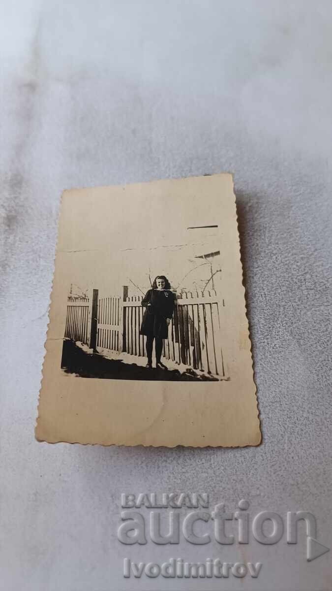 Φωτογραφία Σόφιας, Νεαρό κορίτσι δίπλα σε ξύλινο φράχτη, 1946