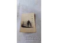 Fotografie Sofia Tineră fată lângă gard de scânduri 1946