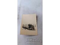 Fotografie Sofia Ofițer și fată tânără lângă gard de scânduri 1943