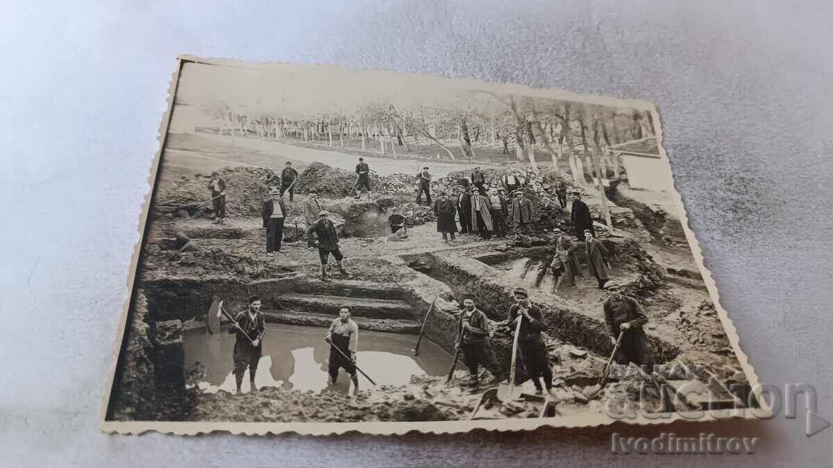 Φωτογραφία Άνδρες σκάβουν θεμέλια σπιτιού