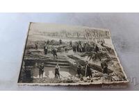 Φωτογραφία Άνδρες σκάβουν θεμέλια σπιτιού