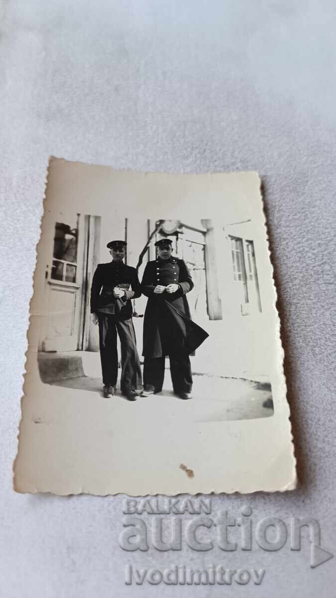 Снимка София Двама младежи на тротоара