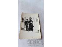 Снимка София Двама младежи на тротоара