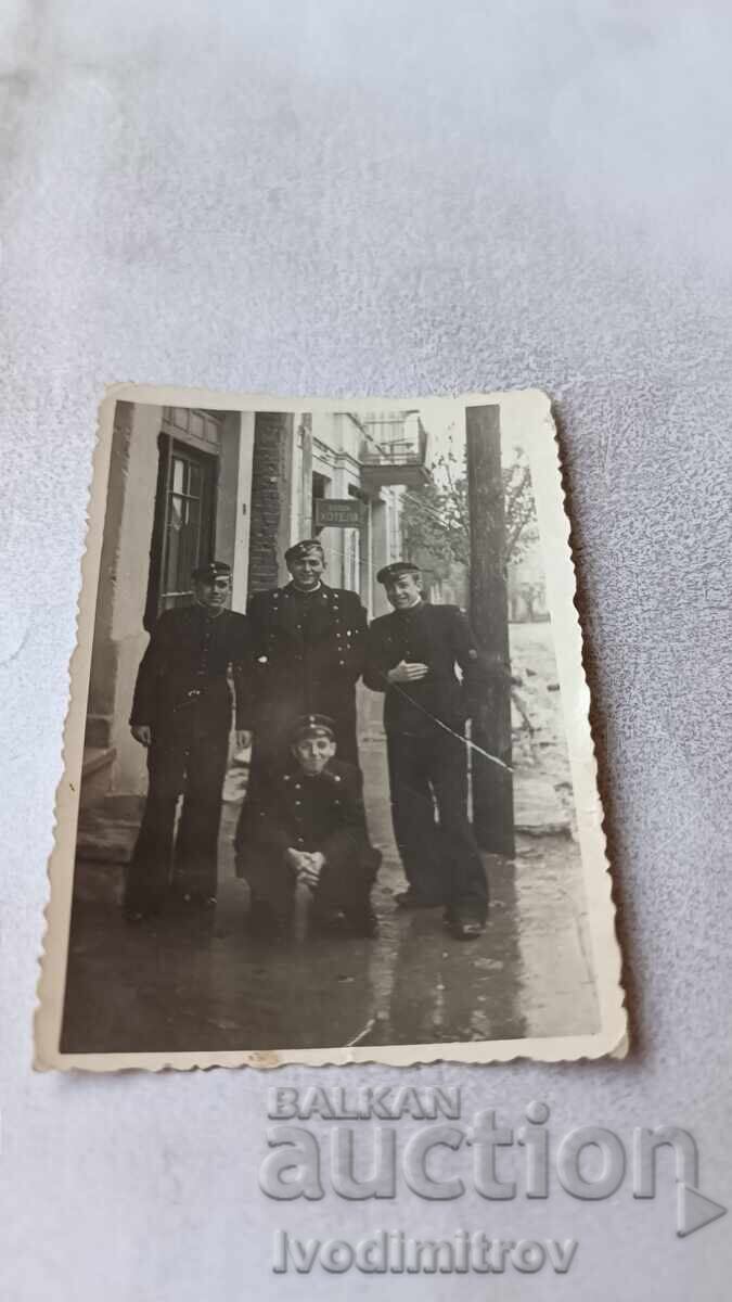 Photo Sofia Four young people on the sidewalk