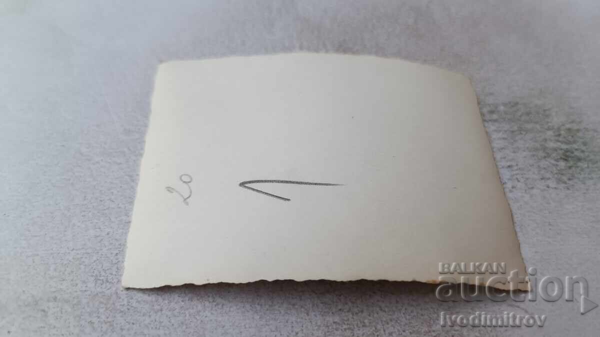 Φωτογραφία Πέντε άνδρες με κοντά παντελόνια μπροστά από σκηνές με τιμή 1.85 BGN | € 0.95