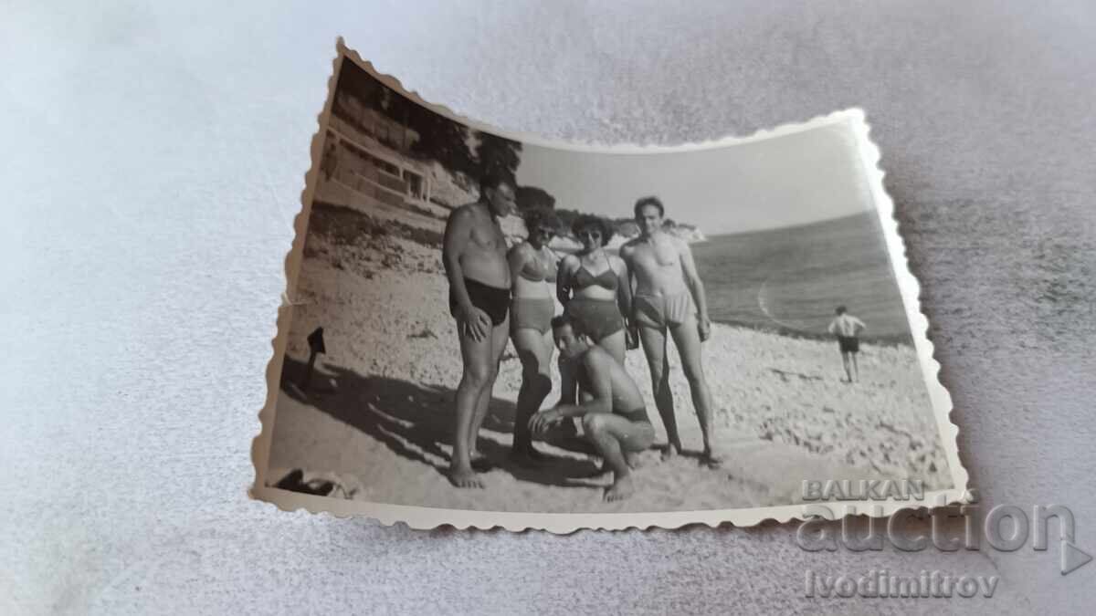 Снимка Мъже и жени на плажа Снимка Мъже и жени на плажа