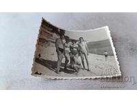 Снимка Мъже и жени на плажа