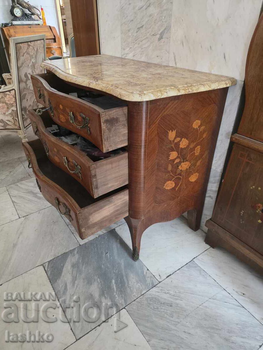 Auction Chest of drawers, screen, wardrobe Auction Chest of drawers, screen, wardrobe