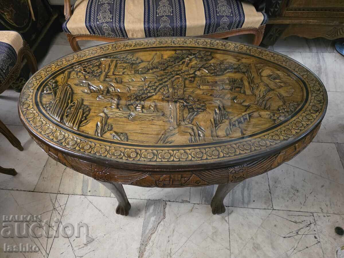 Măsuță veche sculptată