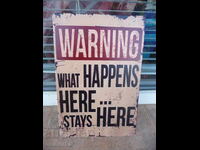 Placă metalică inscripționată Ce se întâmplă aici, rămâne aici