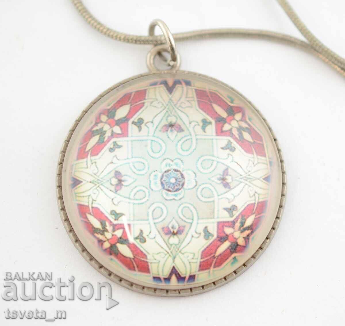 Colier, lănțișor cu medalion de sticlă cu preț 5.00 BGN | € 2.56 Colier, lănțișor cu medalion de sticlă cu preț 5.00 BGN | € 2.56