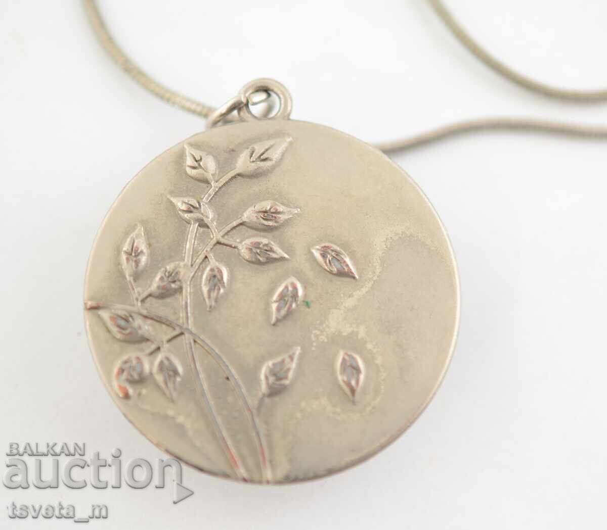 Licitație Colier, lănțișor cu medalion de sticlă Licitație Colier, lănțișor cu medalion de sticlă