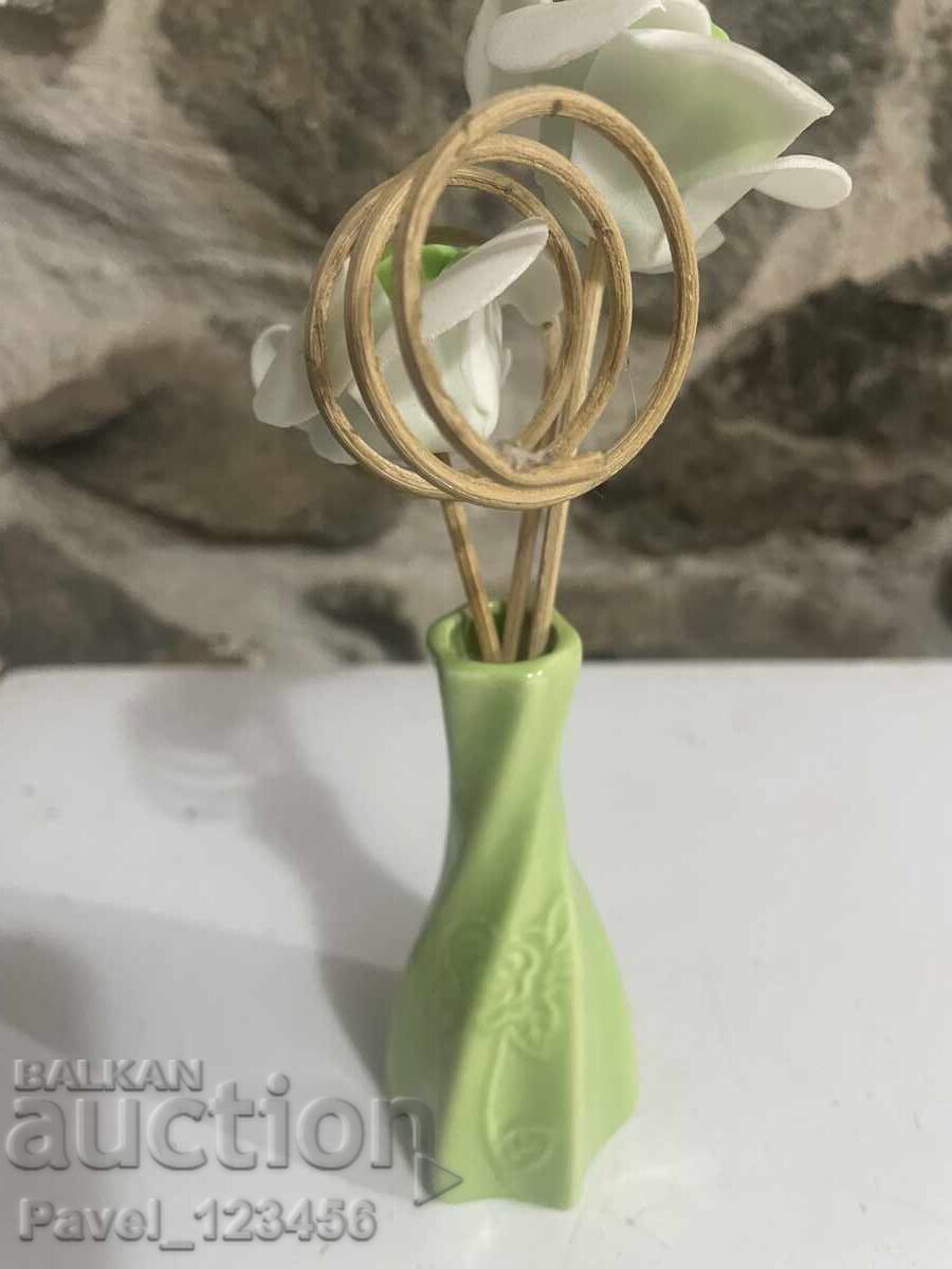 A vase with price 2.99 BGN | € 1.53