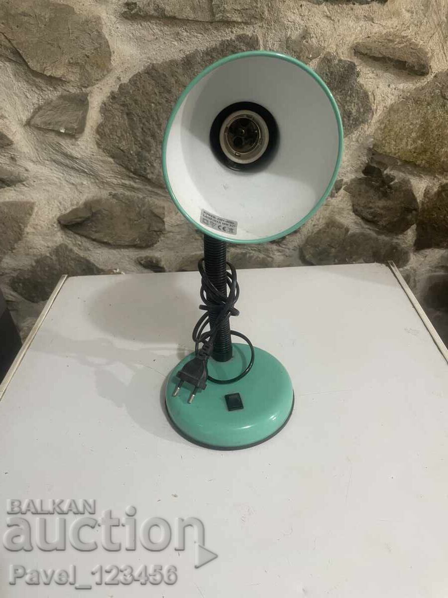 Παλιό μεταλλικό φωτιστικό