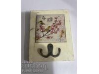 Закачалка с фаянсова плочка