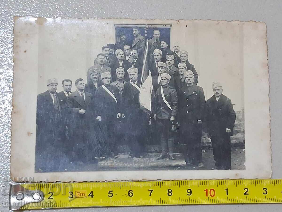 Fotografie ostași voluntari luptători cu căciulă, distincție, steag cu preț 75.00 BGN | € 38.35 Fotografie ostași voluntari luptători cu căciulă, distincție, steag cu preț 75.00 BGN | € 38.35