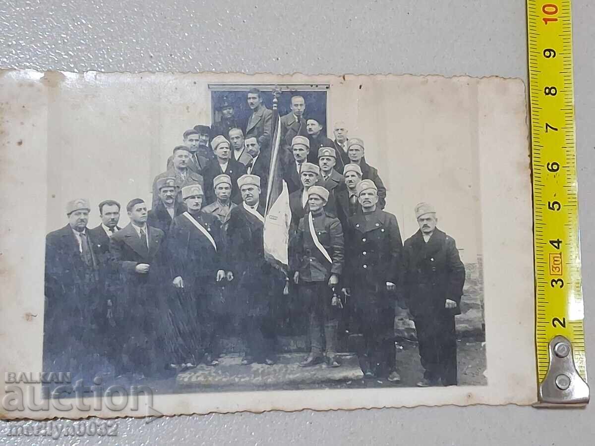 Licitație Fotografie ostași voluntari luptători cu căciulă, distincție, steag Licitație Fotografie ostași voluntari luptători cu căciulă, distincție, steag