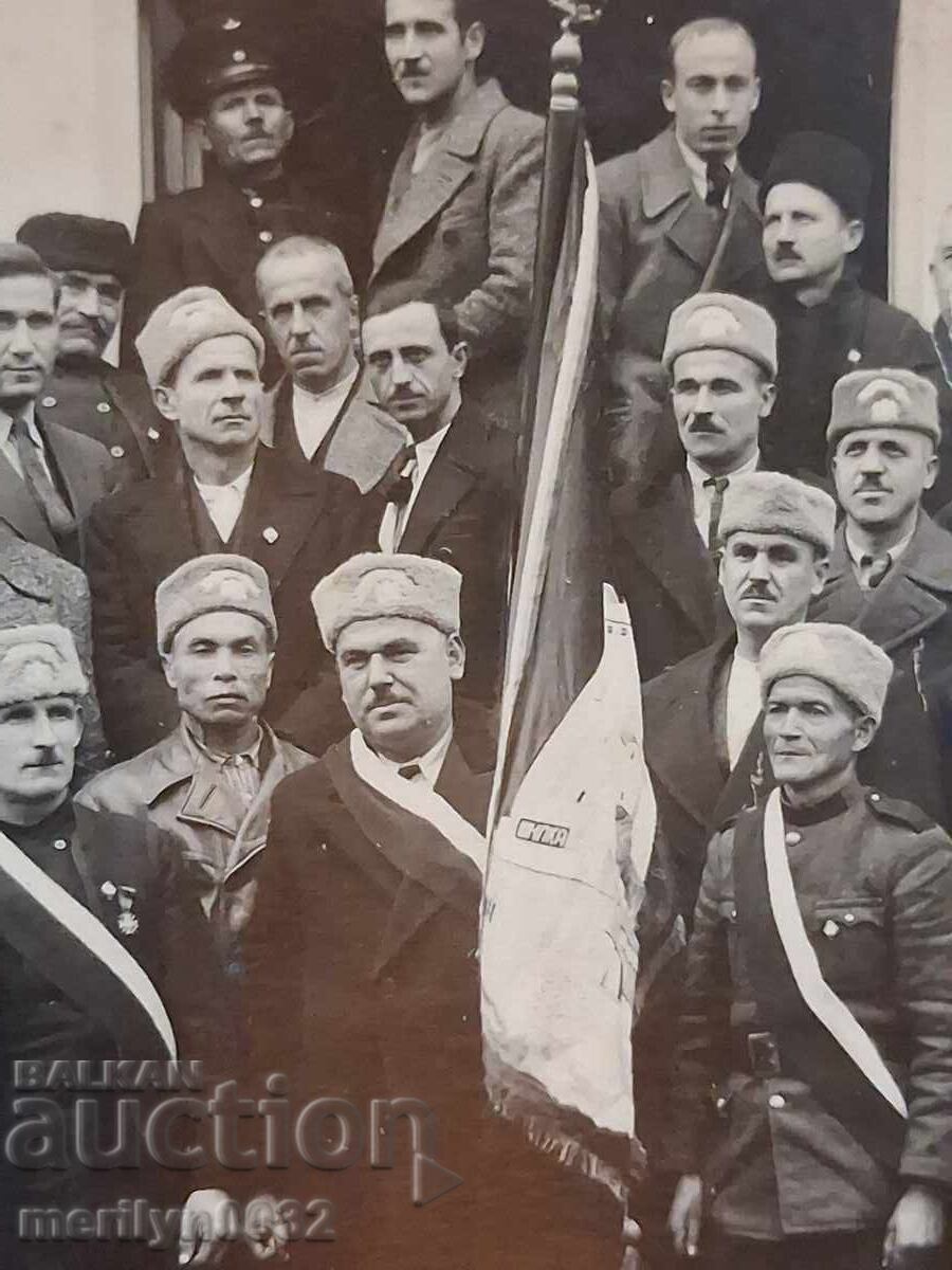 Livrarea Fotografie ostași voluntari luptători cu căciulă, distincție, steag Livrarea Fotografie ostași voluntari luptători cu căciulă, distincție, steag