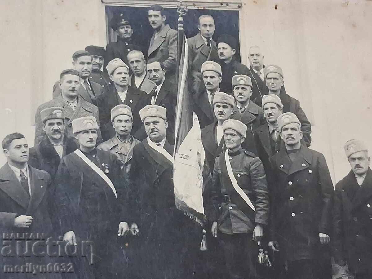 Fotografie ostași voluntari luptători cu căciulă, distincție, steag - 6 Fotografie ostași voluntari luptători cu căciulă, distincție, steag - 6