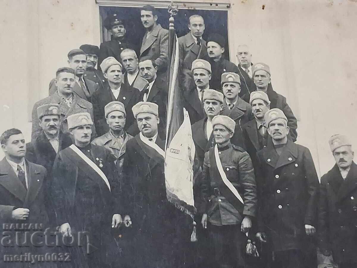 Fotografie ostași voluntari luptători cu căciulă, distincție, steag Fotografie ostași voluntari luptători cu căciulă, distincție, steag