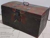 Ladă veche de dulgher, cufăr, casetofon, lemn