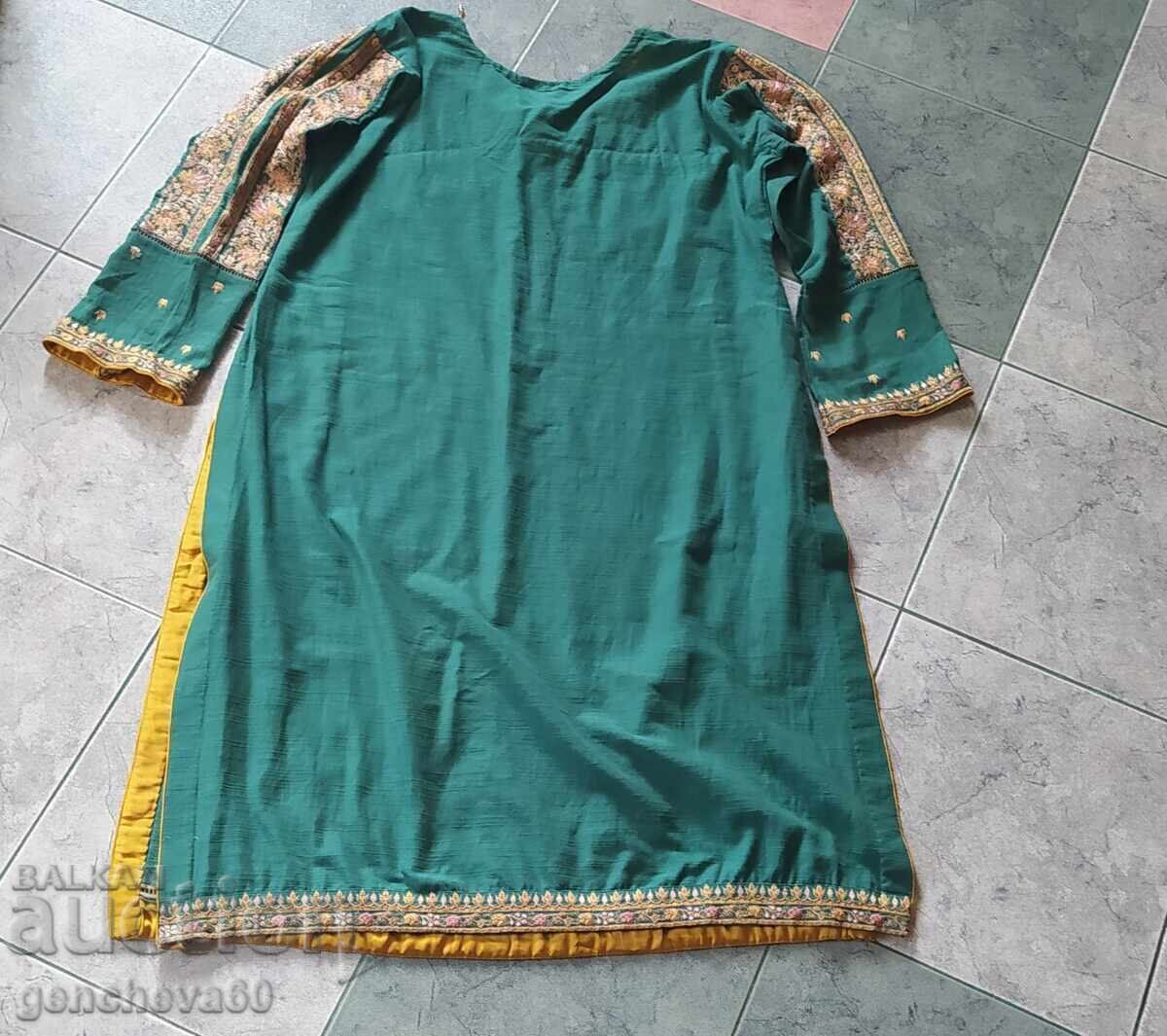 Аукцион Красива дълга риза с бродерия Аукцион Красива дълга риза с бродерия