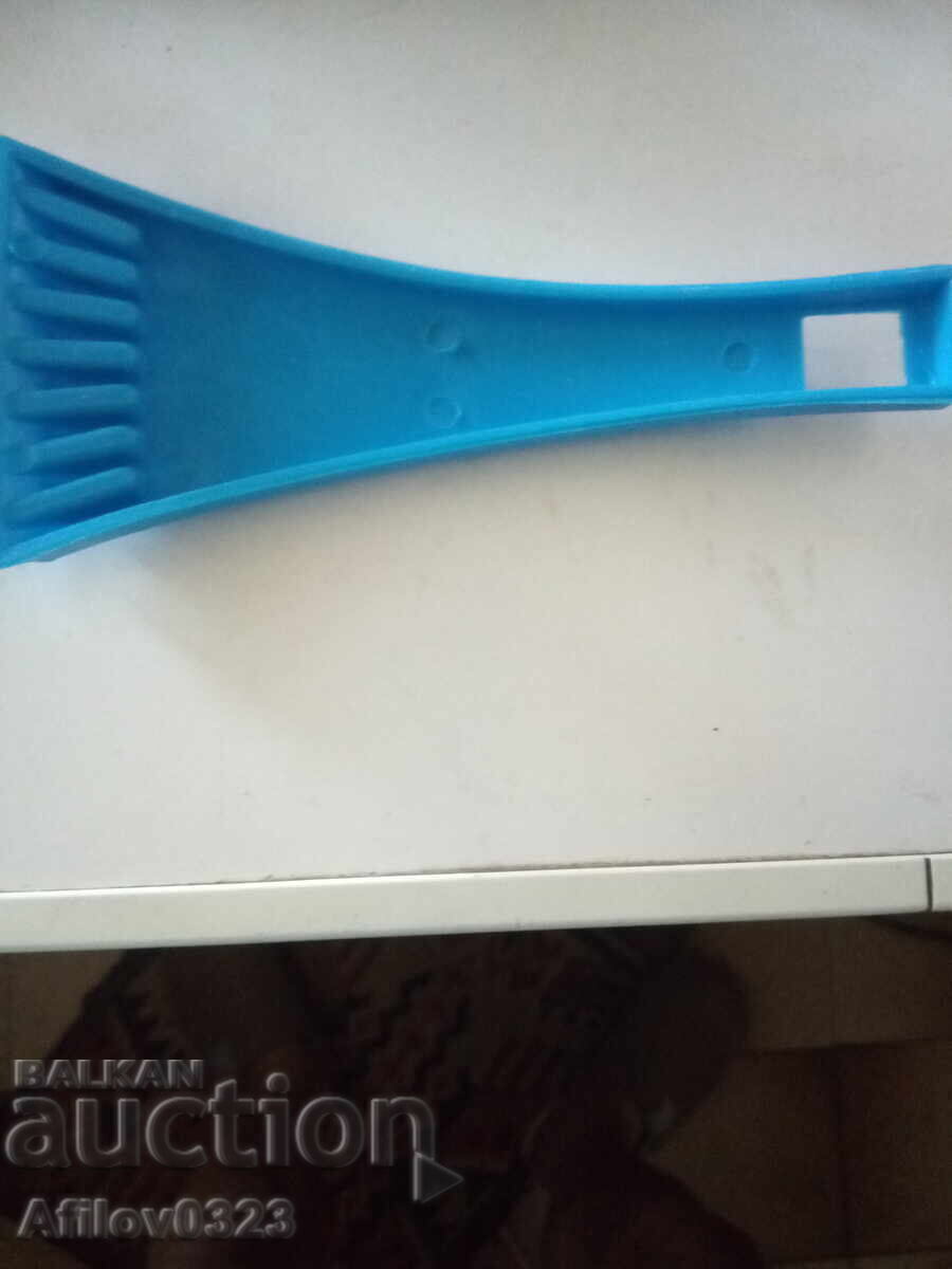 Aparat de curățat gheața de pe geamurile mașinii cu preț 1.00 BGN | € 0.51