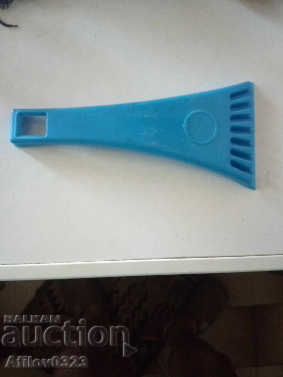 Aparat de curățat gheața de pe geamurile mașinii