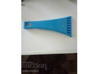 Aparat de curățat gheața de pe geamurile mașinii