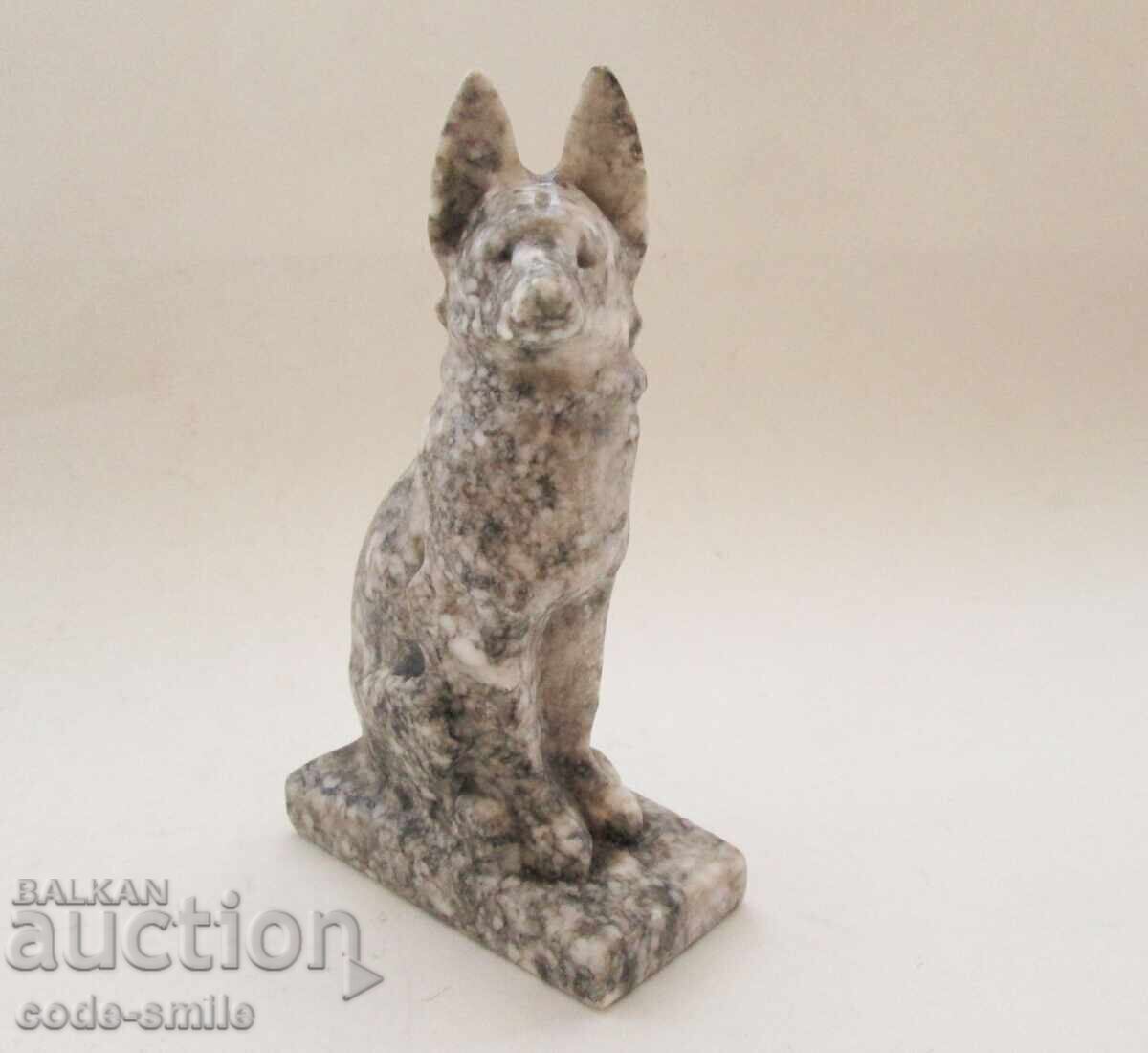 Statuetă veche din marmură, figură de câine ciobănesc german cu preț 200.00 BGN | € 102.26 Statuetă veche din marmură, figură de câine ciobănesc german cu preț 200.00 BGN | € 102.26