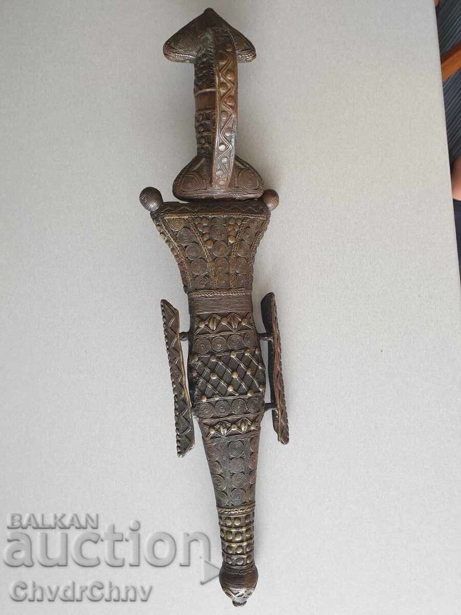 Бронзов кинжал-кама с кания/стар африкански ритуален нож