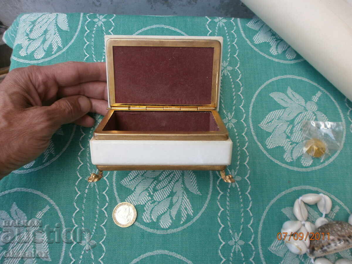 Cutie rară bronz piatră marmură RPR cu preț 20.00 BGN | € 10.23 Cutie rară bronz piatră marmură RPR cu preț 20.00 BGN | € 10.23