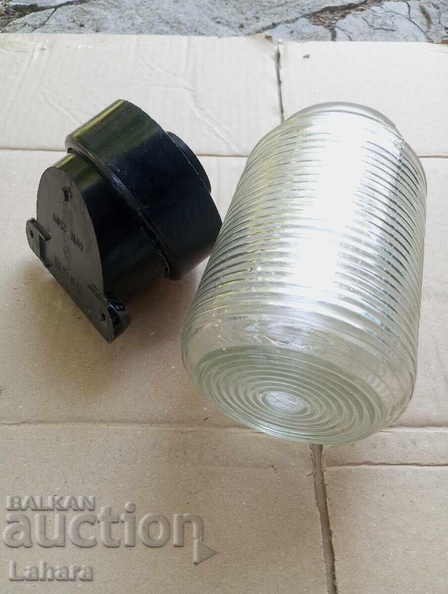 Αδιάβροχο λαμπτήρας από την εποχή του σοσιαλισμού με τιμή 12.00 BGN | € 6.14