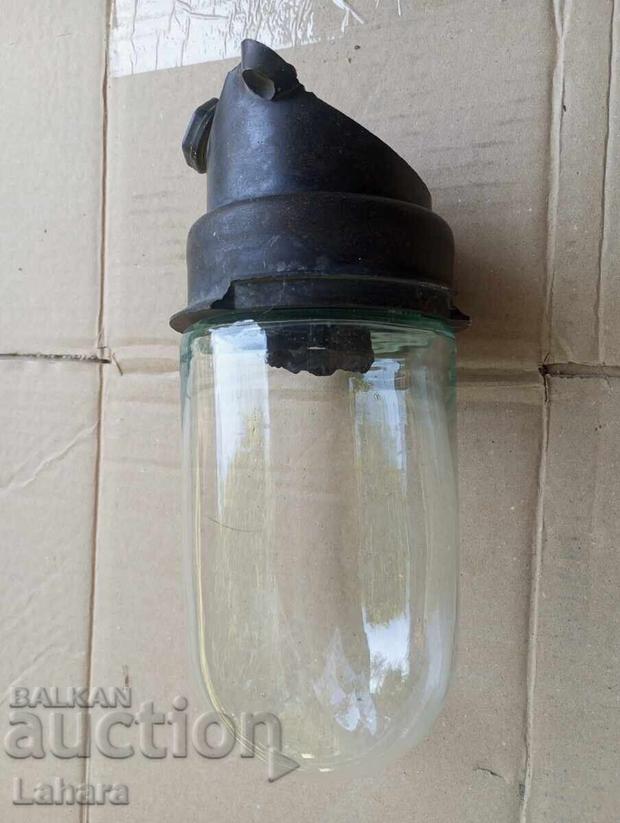 Αδιάβροχο λαμπτήρας από την εποχή του σοσιαλισμού Αδιάβροχο λαμπτήρας από την εποχή του σοσιαλισμού