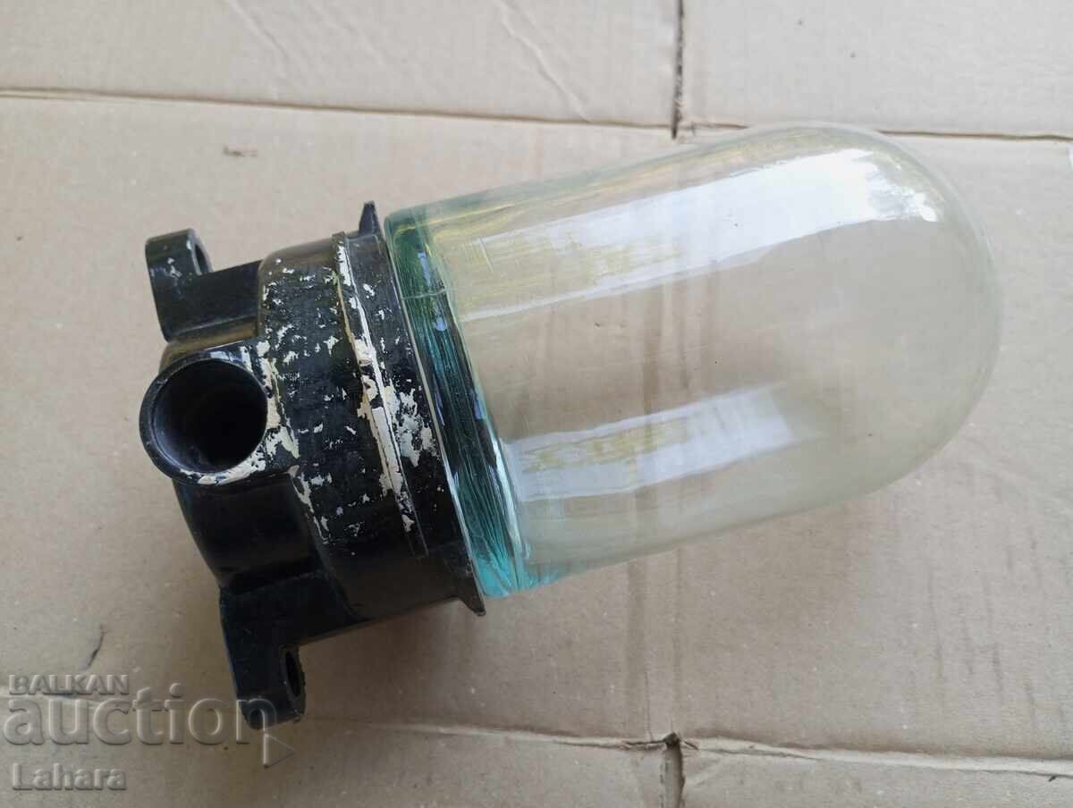 Αδιάβροχο λαμπτήρας από την εποχή του σοσιαλισμού με τιμή 10.00 BGN | € 5.11