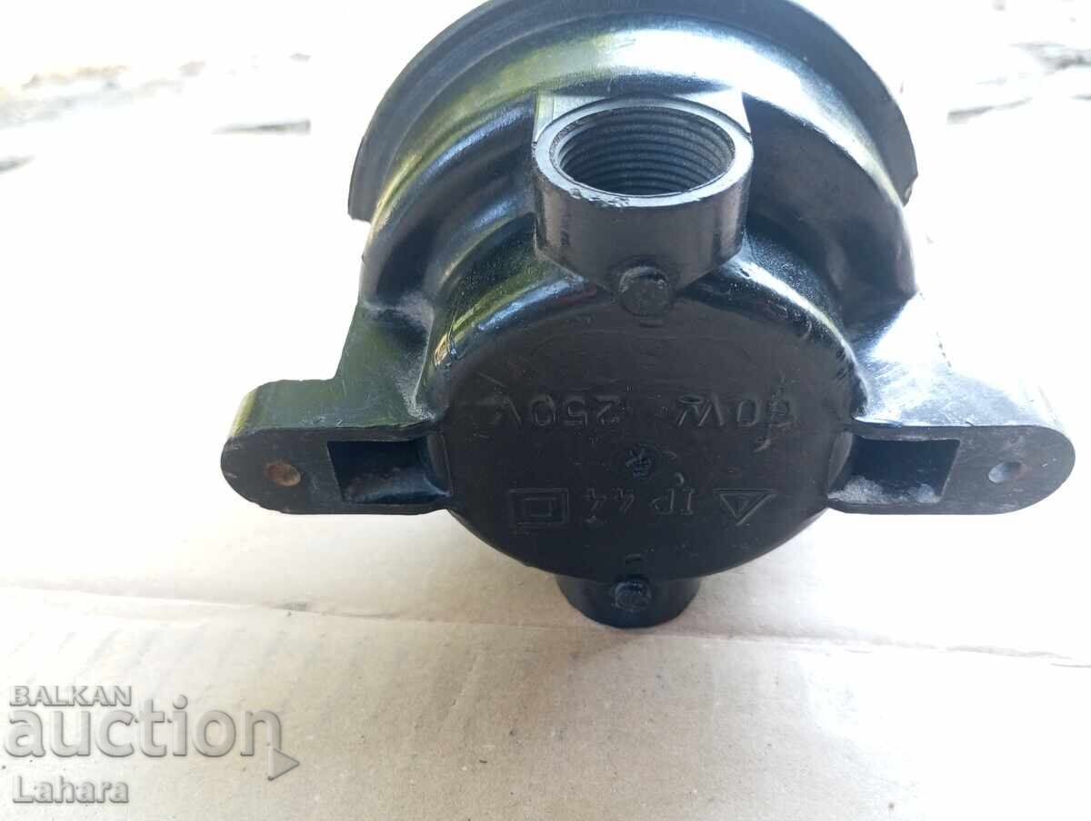 Licitație Lampă rezistentă la umezeală din perioada socialistă Licitație Lampă rezistentă la umezeală din perioada socialistă