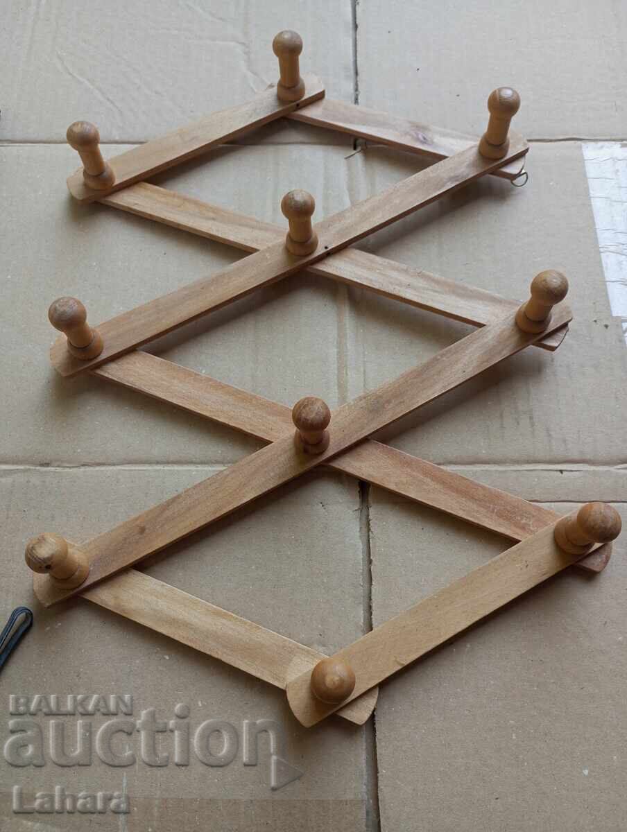 Ρετρό ξύλινη κρεμάστρα με τιμή 12.00 BGN | € 6.14