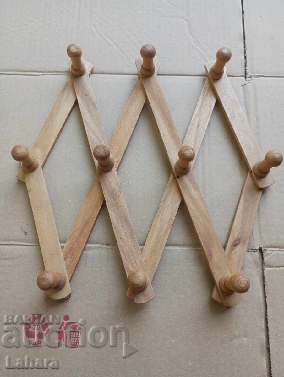 Ρετρό ξύλινη κρεμάστρα