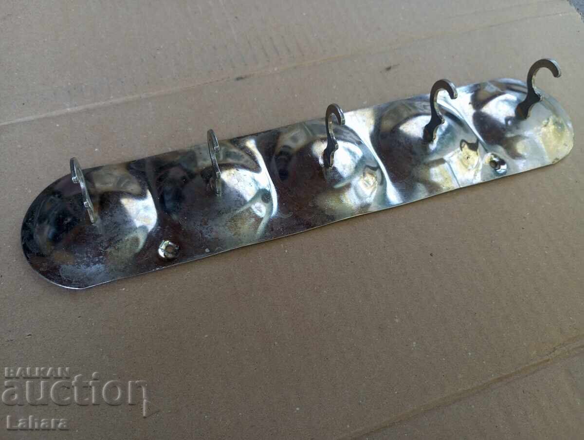 Umeraș metalic cromat cu preț 11.00 BGN | € 5.62 Umeraș metalic cromat cu preț 11.00 BGN | € 5.62