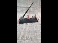 Veche călimară antică din metal, lemn și cristal