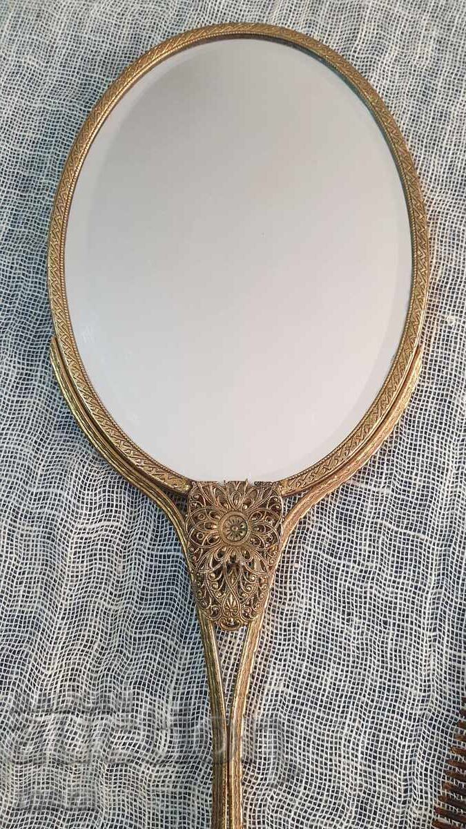 Αντίκα κρυστάλλινο αμφίδρομο καθρέφτη και χτένα με τιμή 145.00 BGN | € 74.14 Αντίκα κρυστάλλινο αμφίδρομο καθρέφτη και χτένα με τιμή 145.00 BGN | € 74.14