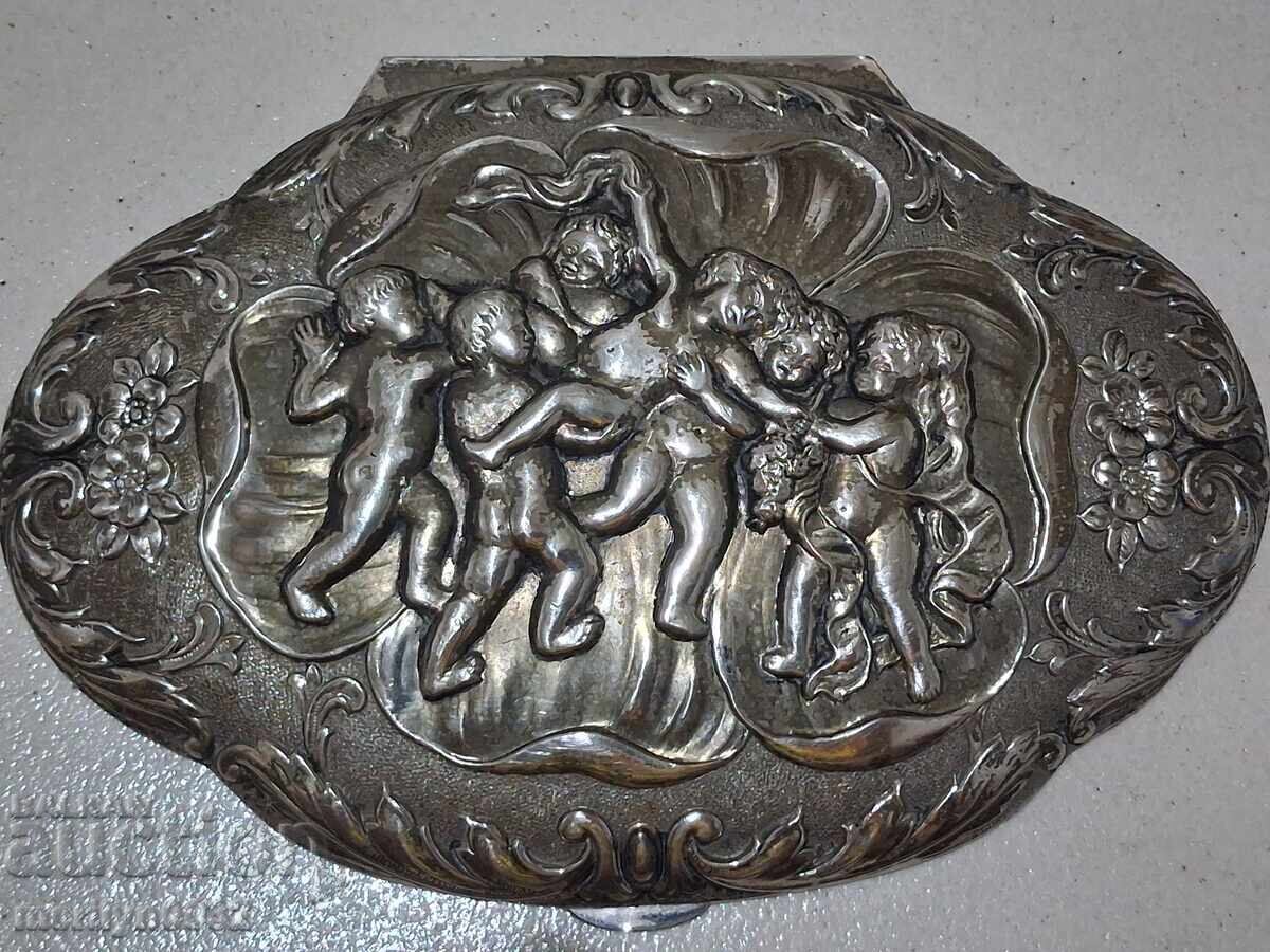 Cutie metalică pentru bijuterii Art Deco, începutul secolului al XX-lea cu preț 98.00 BGN | € 50.11