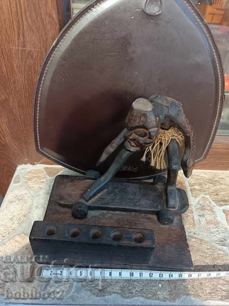 Livrarea Statueta din lemn