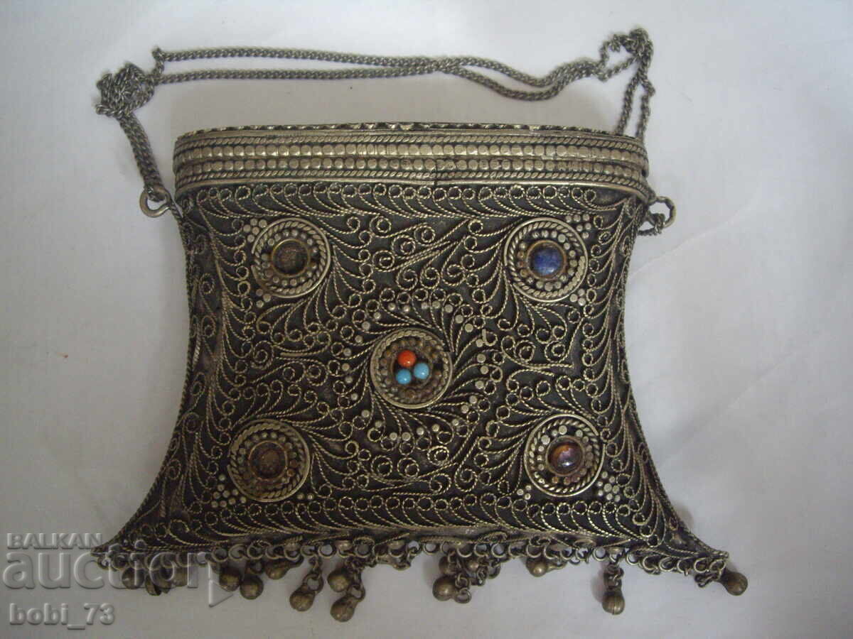 Стара сачанена барутница.