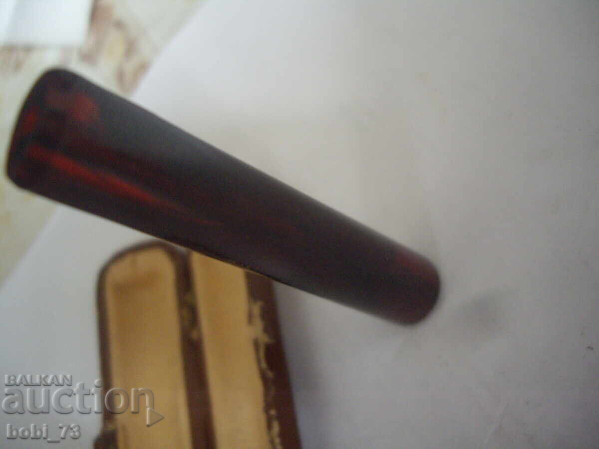 Delivery of Old amber cigarette Delivery of Old amber cigarette