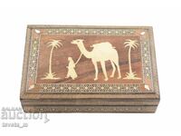 Cutie de lemn cu intarsii de sidef și os