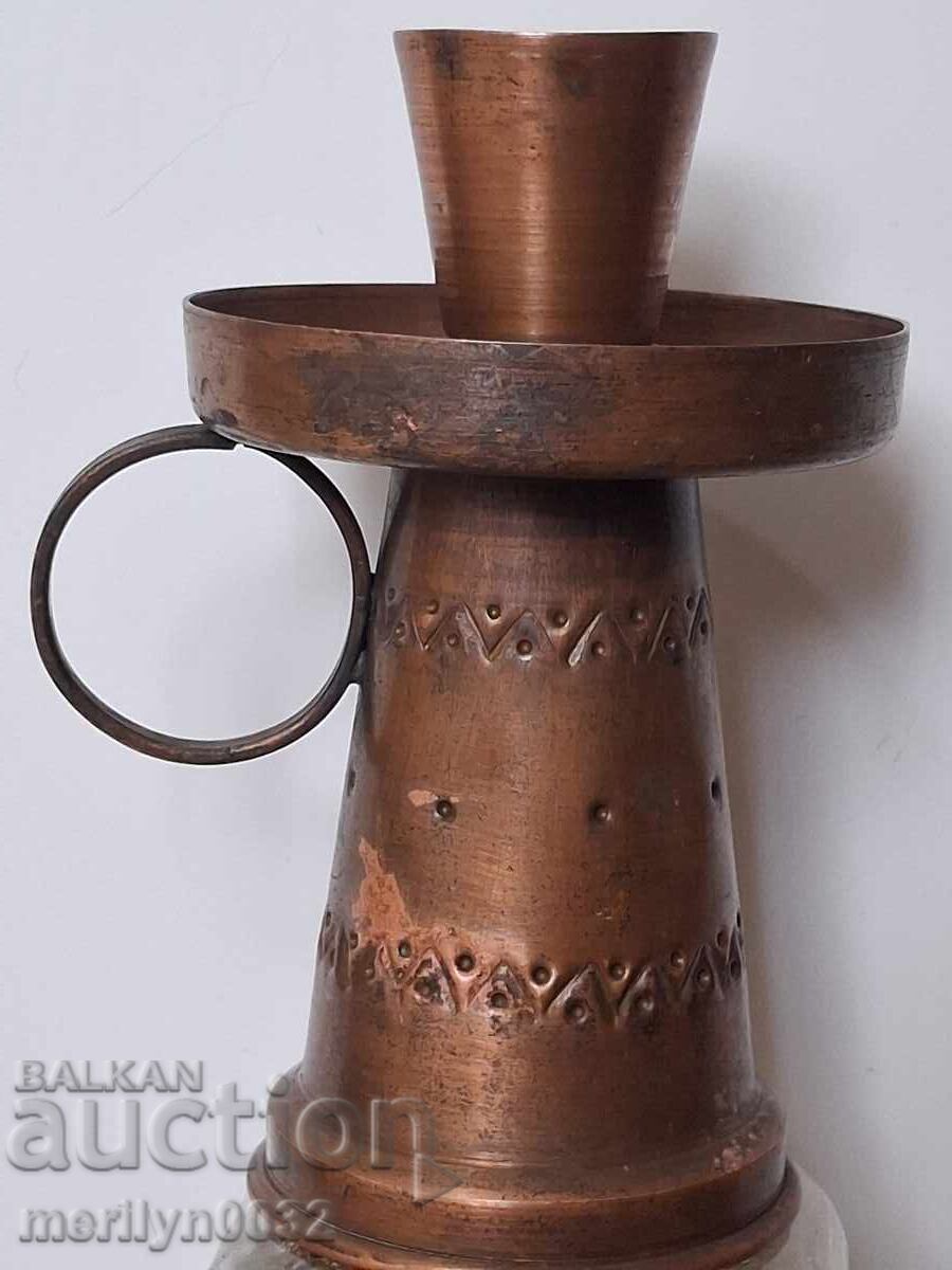 Παλιό σφυρήλατο χάλκινο κηροπήγιο κοινωνικής περιόδου, κερί