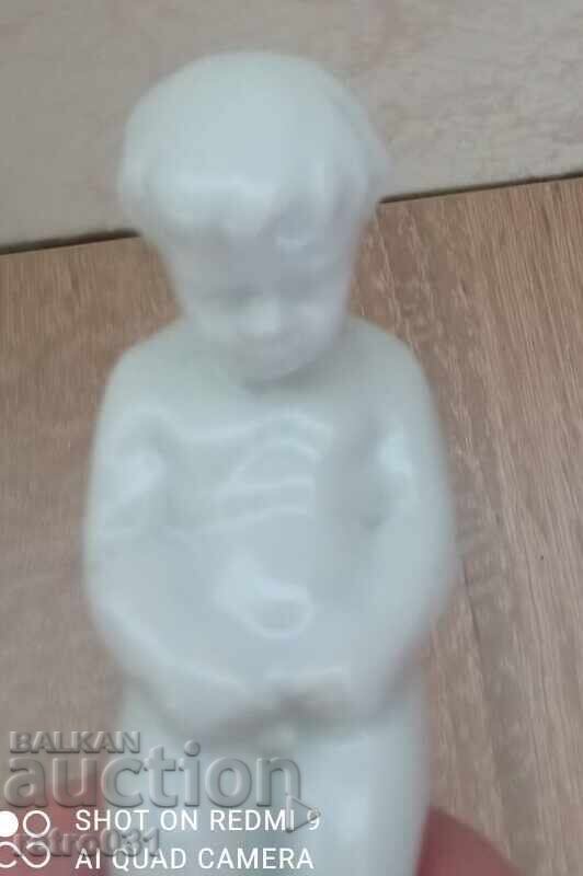 Figurină veche de porțelan Băiatul care face pipi. Europa cu preț 30.00 BGN | € 15.34