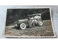 Fotografie Trei bărbați cu autoturism retro cu nr. de înmatriculare Shn 81